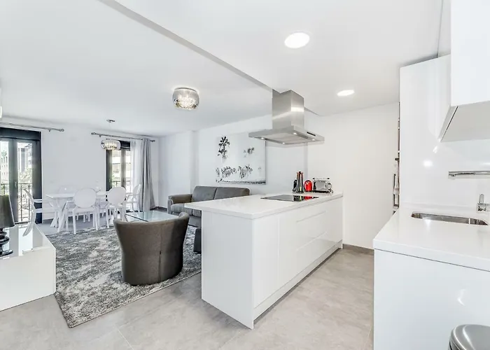 By Riva - Luxurious, Exclusive 2 Bedroom Inside Puerto Banus * מארבלה