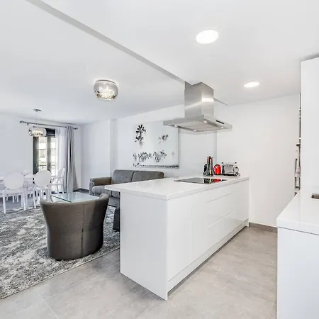 By Riva - Luxurious, Exclusive 2 Bedroom Inside Puerto Banus Lägenhet *