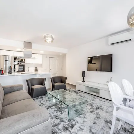 By Riva - Luxurious, Exclusive 2 Bedroom Inside Puerto Banus Lägenhet Marbella