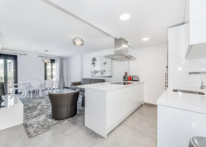 By Riva - Luxurious, Exclusive 2 Bedroom Inside Puerto Banus Lägenhet *